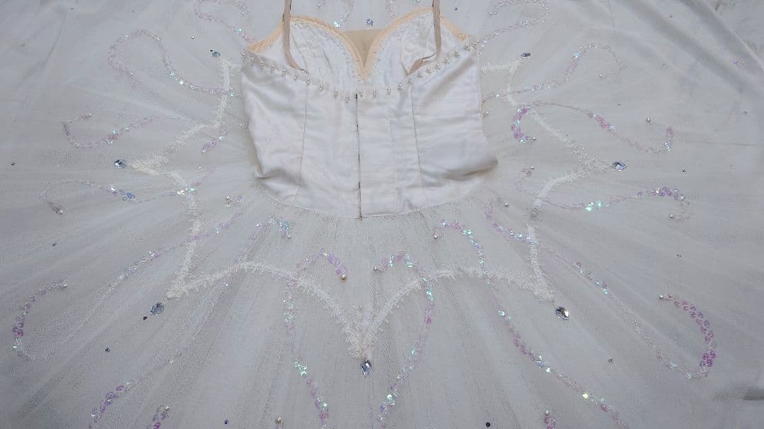 【ニキヤ、オデット】 チャコット・バレエ衣裳 袖飾り付き・美品 Ｍサイズ