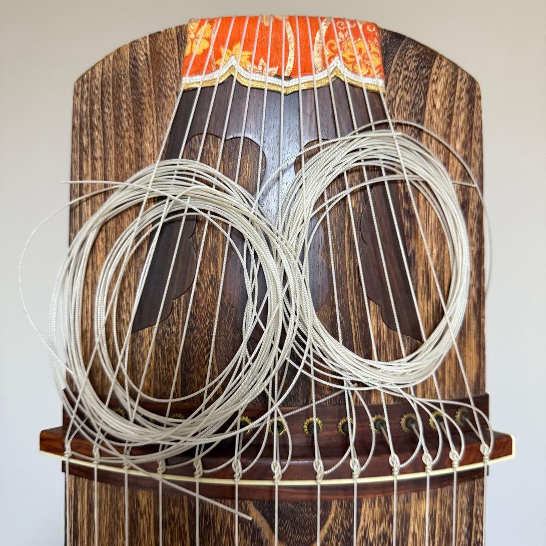 【送料無料】13弦琴 和楽器 くり甲 すだれ彫り 蒔絵 袋付き