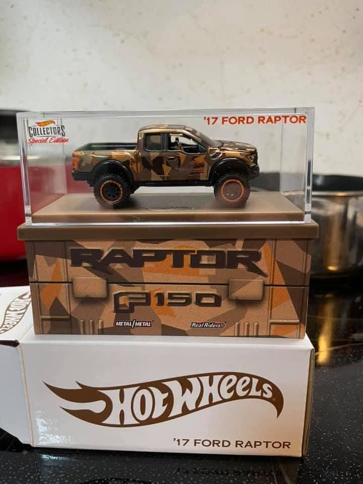 ホットウィール RLC 限定フォード ラプター カモフラージュ。