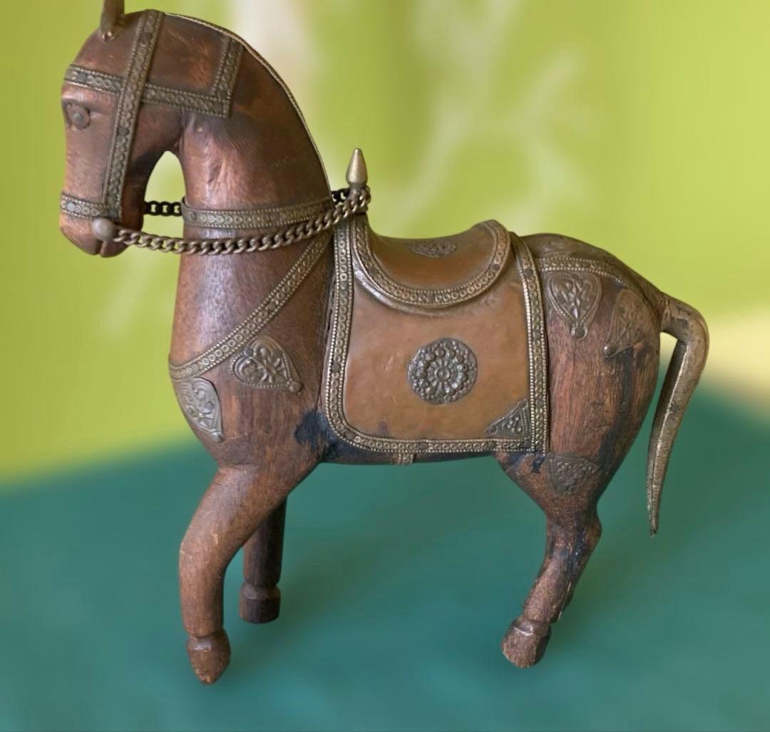 木製馬の彫刻 金属装飾付き