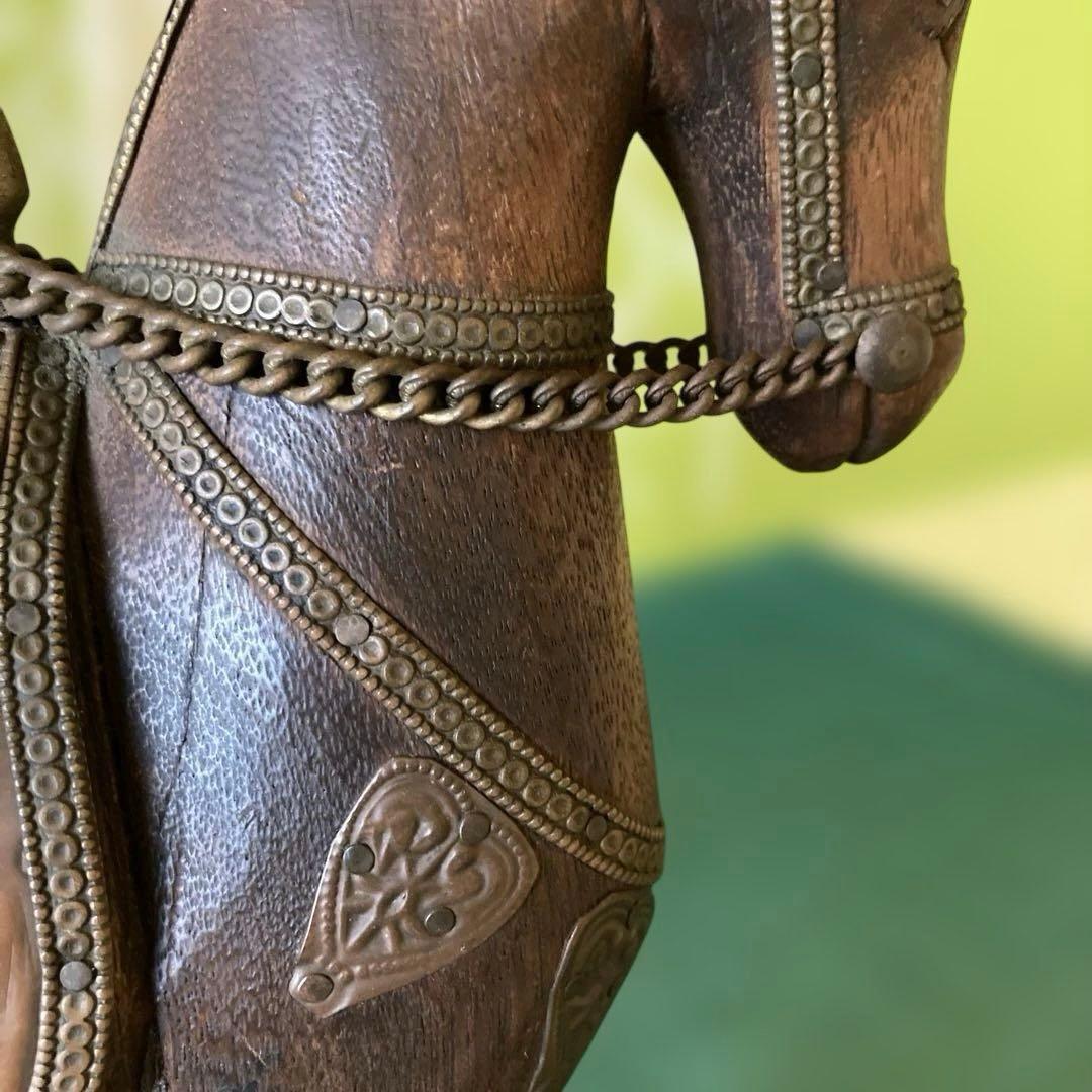 木製馬の彫刻 金属装飾付き