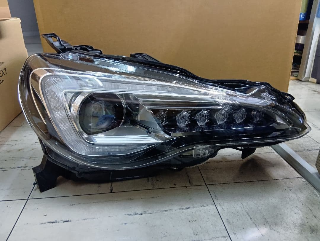 スバルBRZ ZC6 後期用右LEDヘッドライト良品