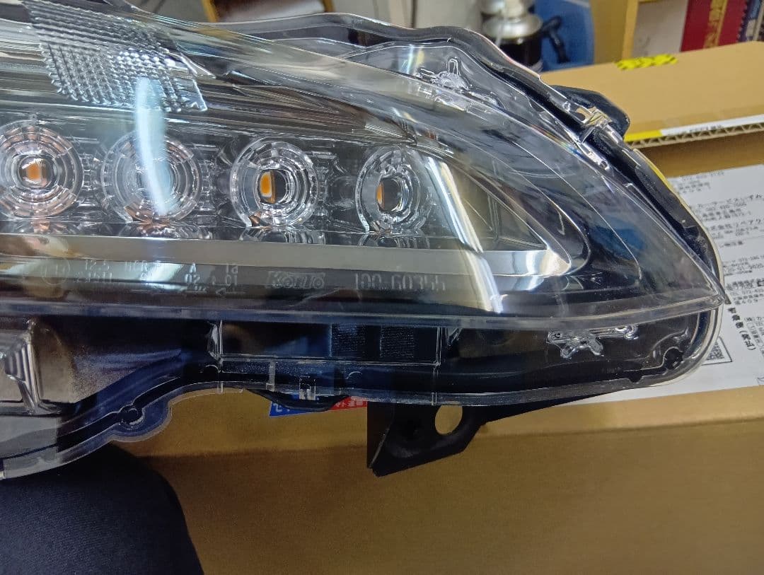 スバルBRZ ZC6 後期用右LEDヘッドライト良品