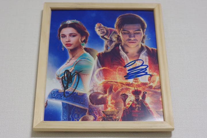 アラジンキャスト メナ・マスード & ナオミ・スコット 直筆サインフォト