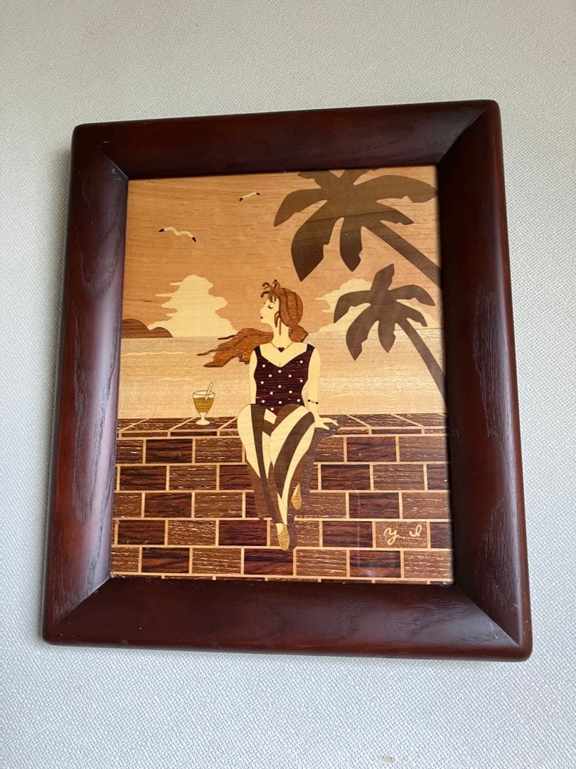 木製モザイクアート 女性と海の風景