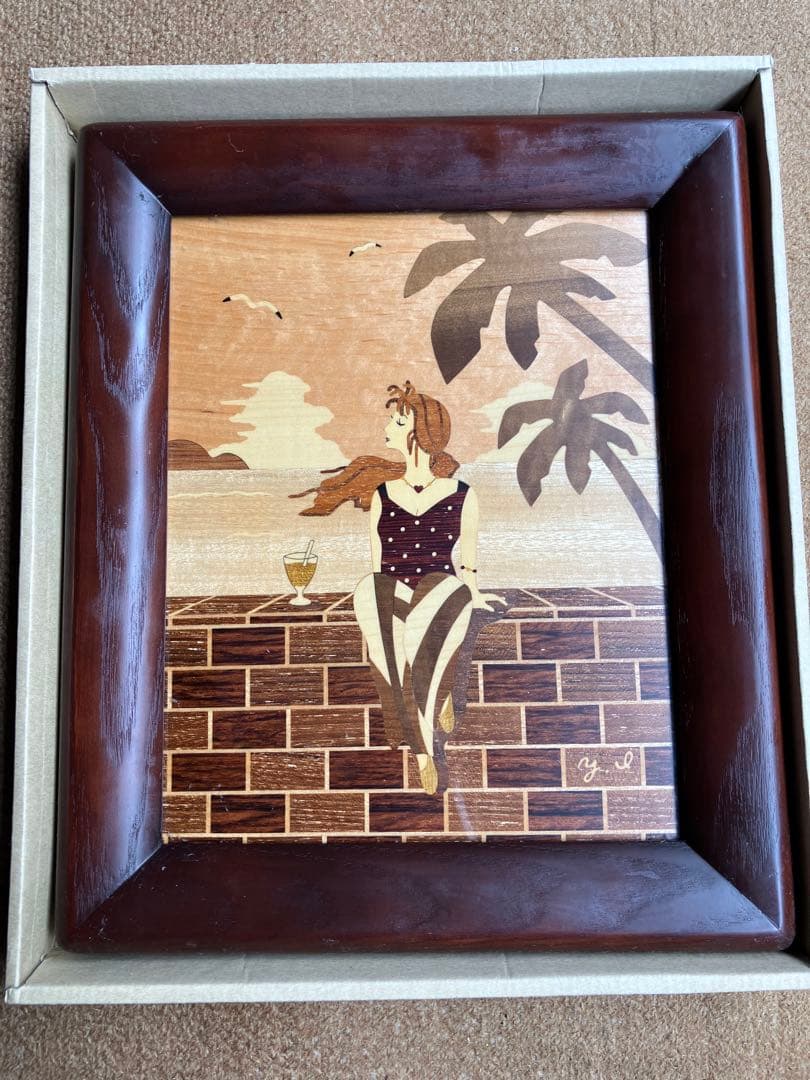 木製モザイクアート 女性と海の風景