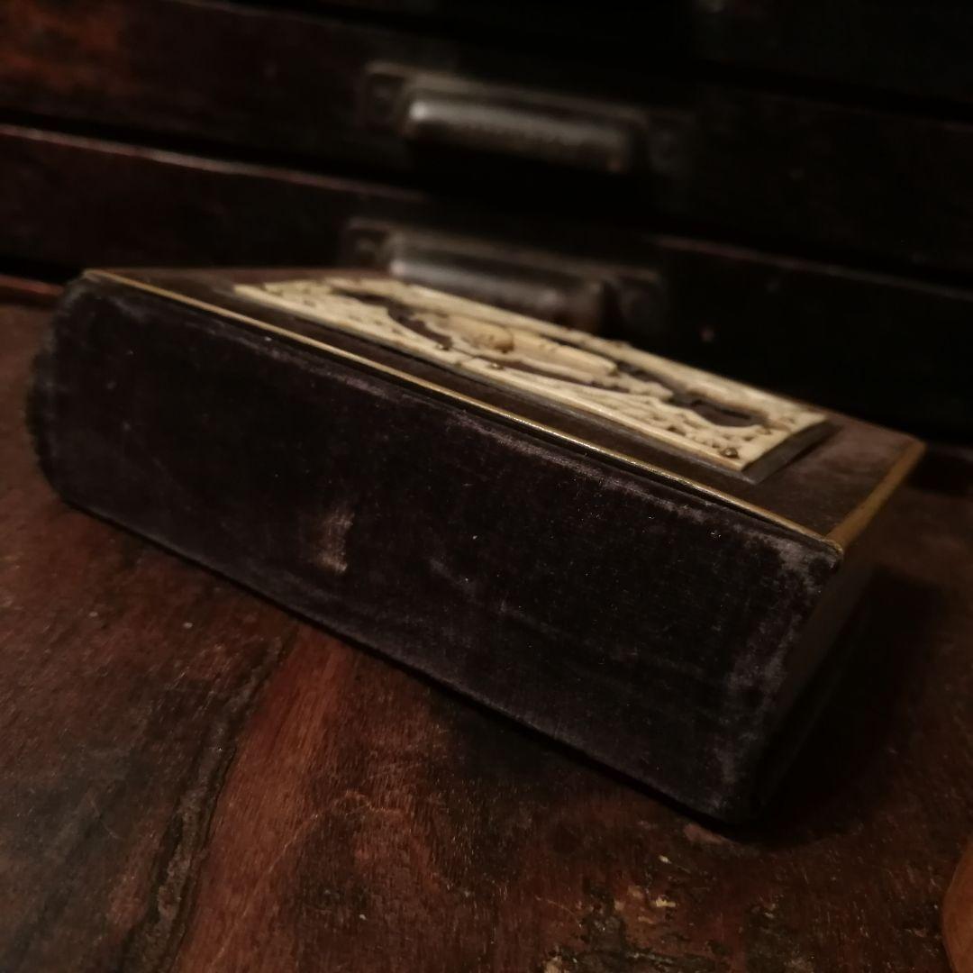 アンティーク 素敵な装丁の小さな祈祷書 ベルベット 十字架☆クロス 聖書☆洋書