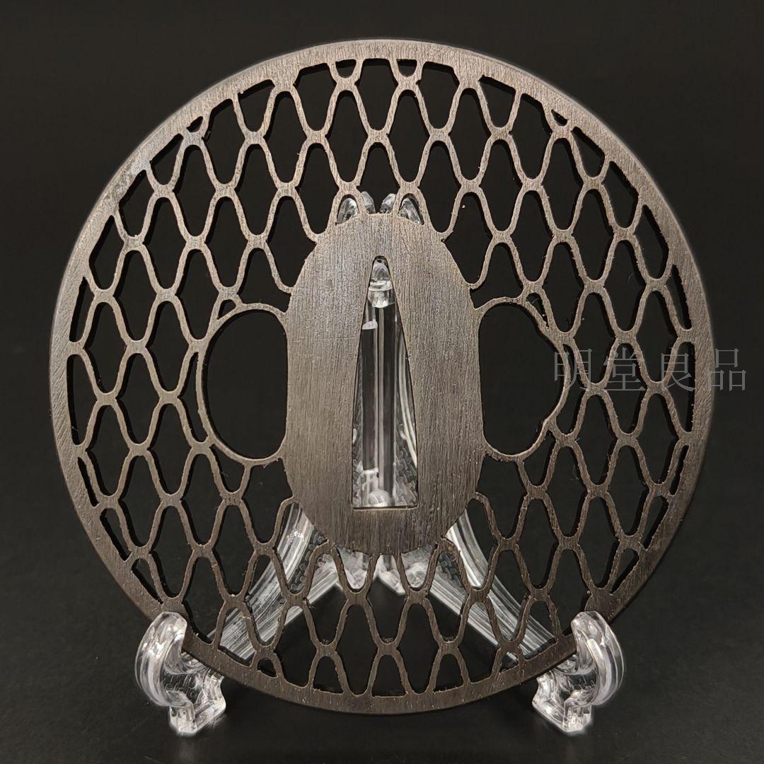 LH04　日本刀装具　刀鍔　網の図　鉄地　金工品　透　鍔　刀剣美術