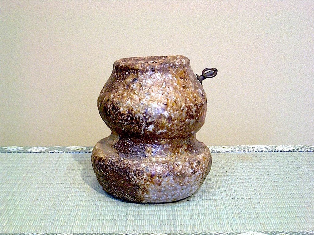 信楽焼　安倍 均 作（号：無畏庵）（松永耳庵・養子）掛花入　無傷　共箱　在銘。