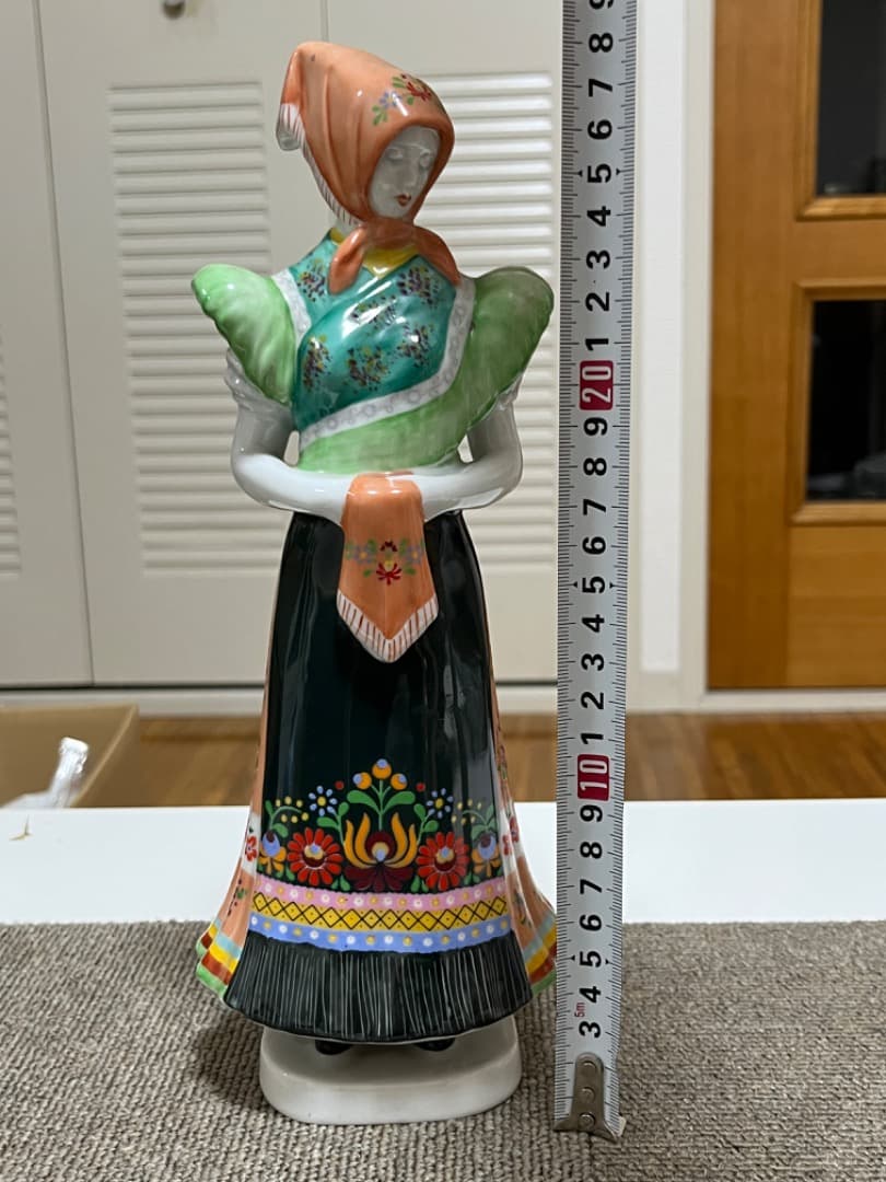 ホロハーザ ハンガリー 陶器人形 ヴィンテージ　アンティーク磁器農民女性置物