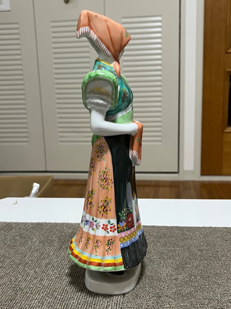 ホロハーザ ハンガリー 陶器人形 ヴィンテージ　アンティーク磁器農民女性置物