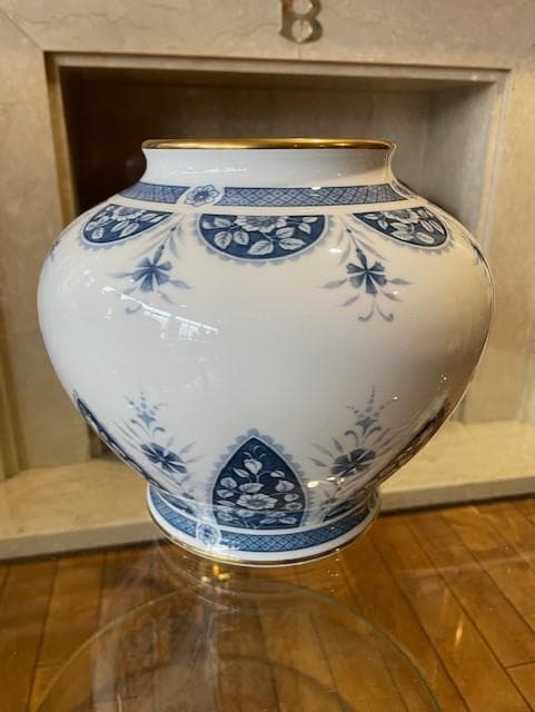 手描き花柄の磁器花瓶