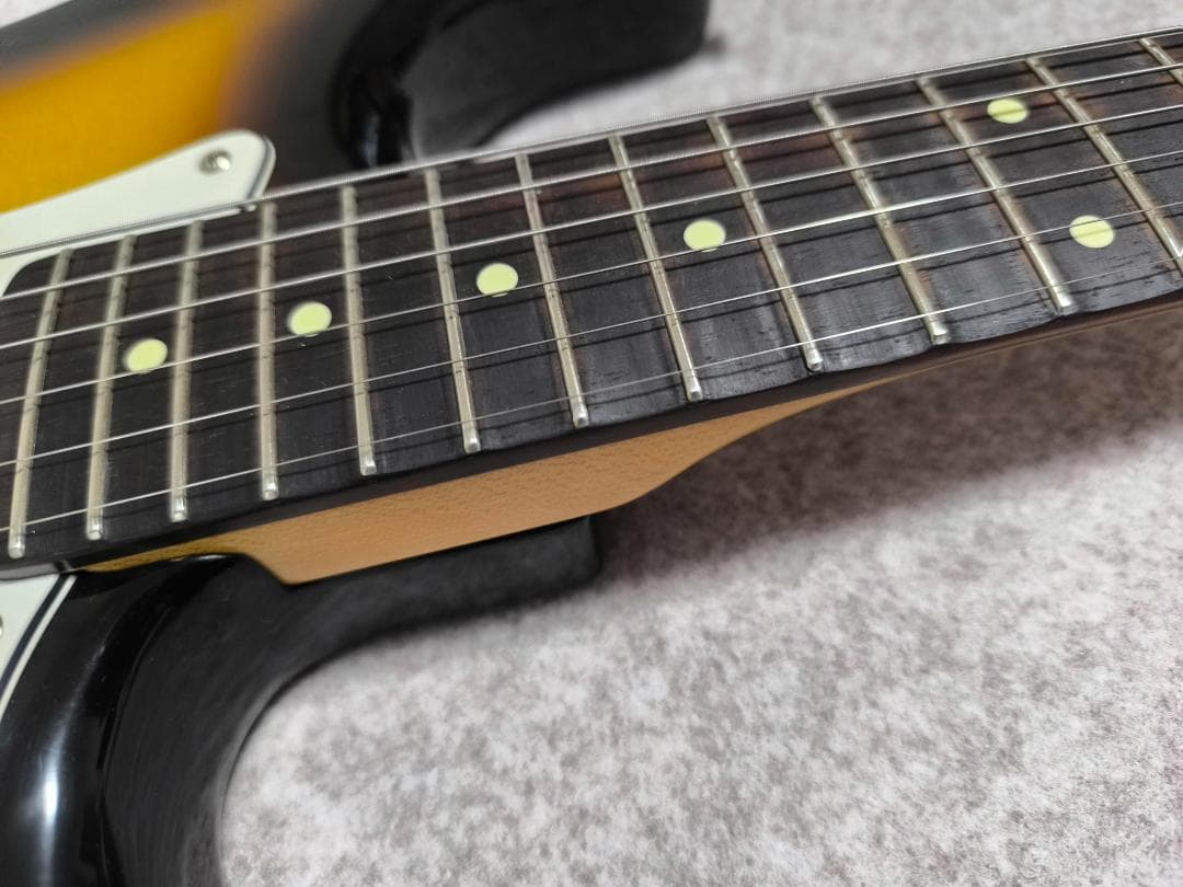 ライト・スキャロップ Grass Rootsストラト新品弦＆ギタースタンド付属