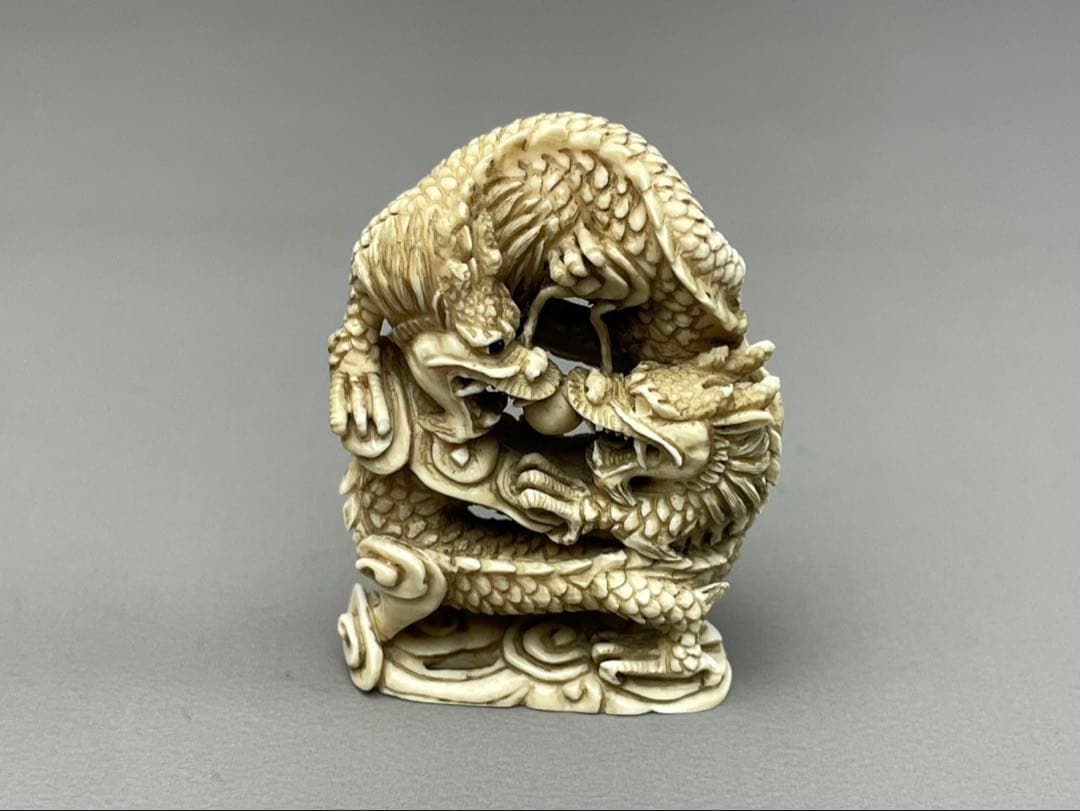 極上細密彫刻 双龍 根付 作家物 置物 古玩 骨董品 カバ牙製 篆刻