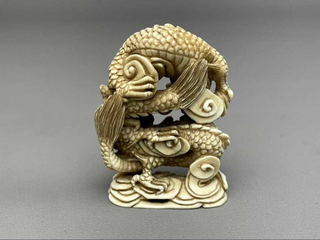 極上細密彫刻 双龍 根付 作家物 置物 古玩 骨董品 カバ牙製 篆刻