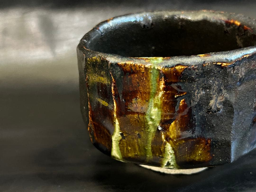 至高の究極の美◾️蔵から美しい形状と深みのある茶色と緑色の釉薬の抹茶茶碗が出てきた