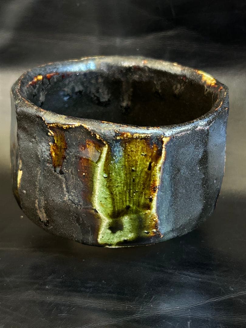 至高の究極の美◾️蔵から美しい形状と深みのある茶色と緑色の釉薬の抹茶茶碗が出てきた