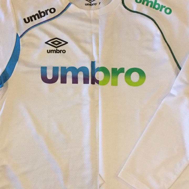 新品umbro 2枚で2,500円！トレーニングウェア 半袖&長袖 セット