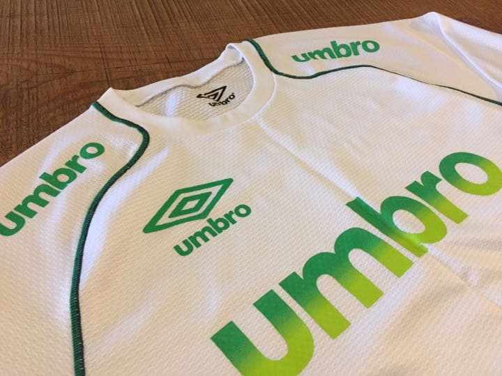 新品umbro 2枚で2,500円！トレーニングウェア 半袖&長袖 セット