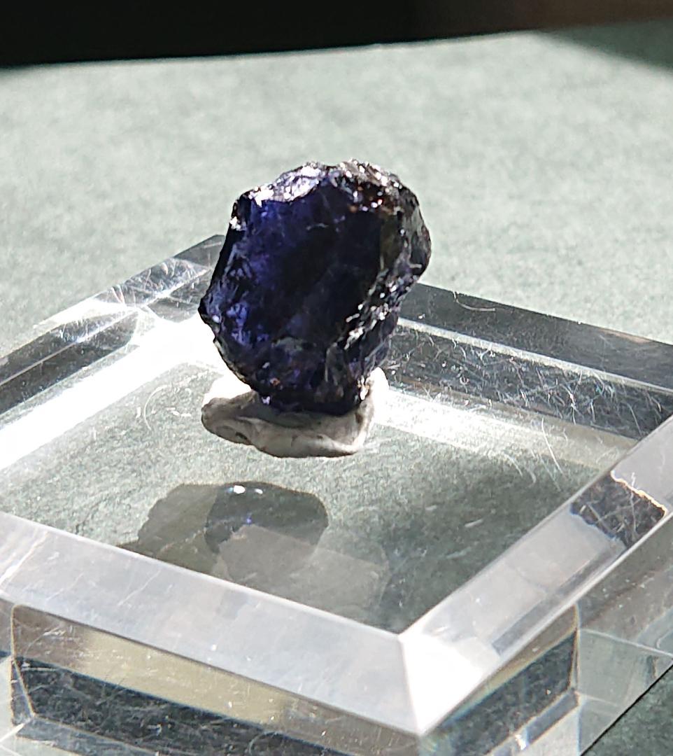 鉱物標本　アイオライト （菫青石）