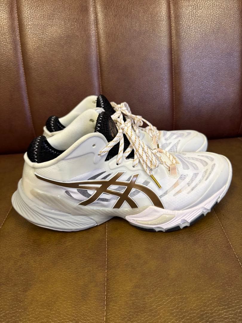 ASICS メタライズバレーボールシューズ ホワイト/ゴールド 27.5cm