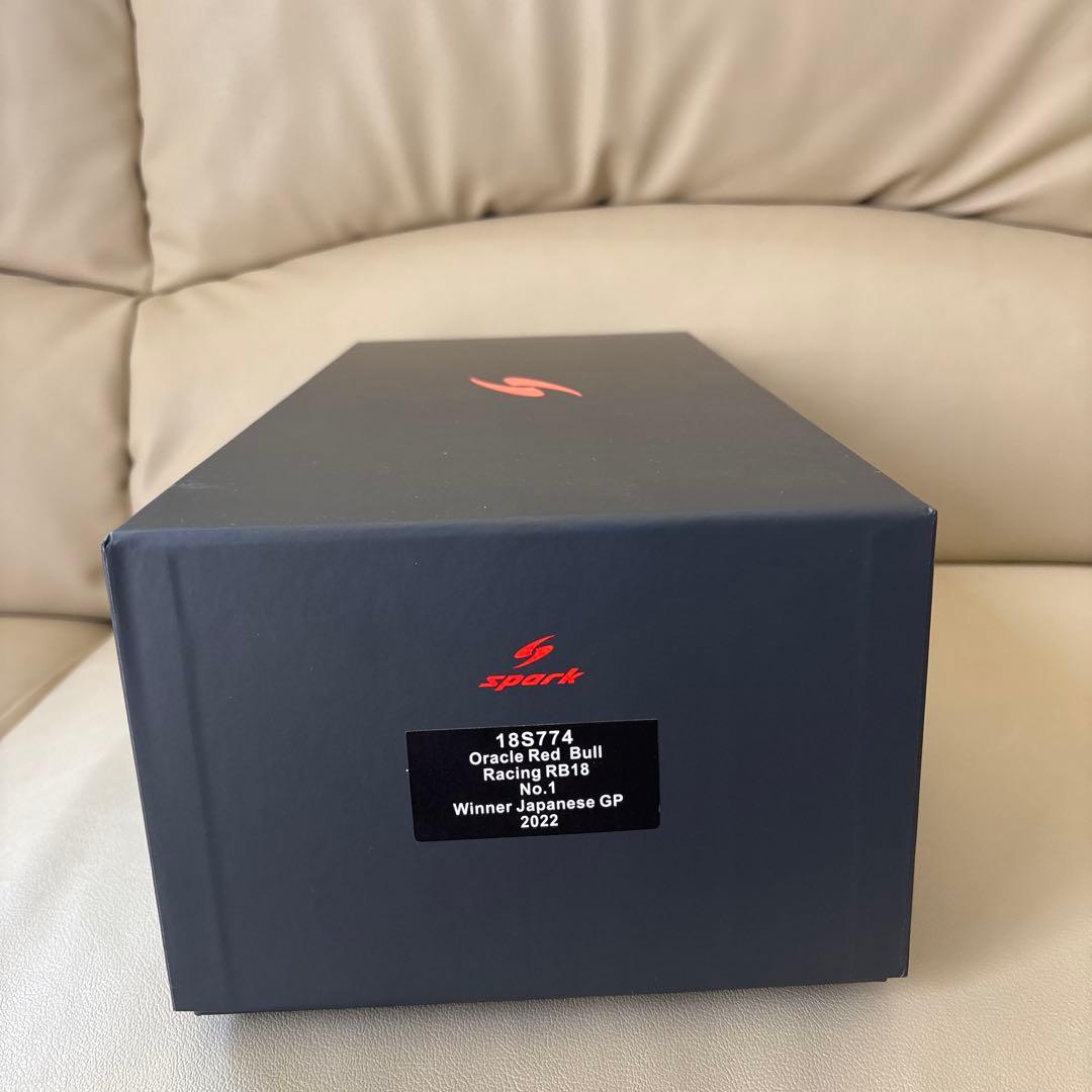 1/18 スパーク レッドブルRB18 M.フェルスタッペン