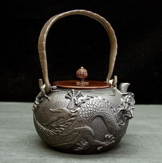 ドラゴン彫刻の鋳鉄製鉄瓶 中型 老鉄瓶 提梁壺 銅製蓋 銅製取っ手 1.3L
