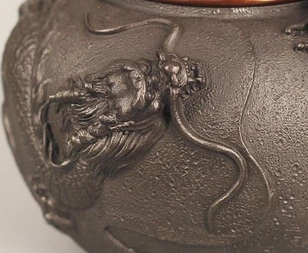 ドラゴン彫刻の鋳鉄製鉄瓶 中型 老鉄瓶 提梁壺 銅製蓋 銅製取っ手 1.3L