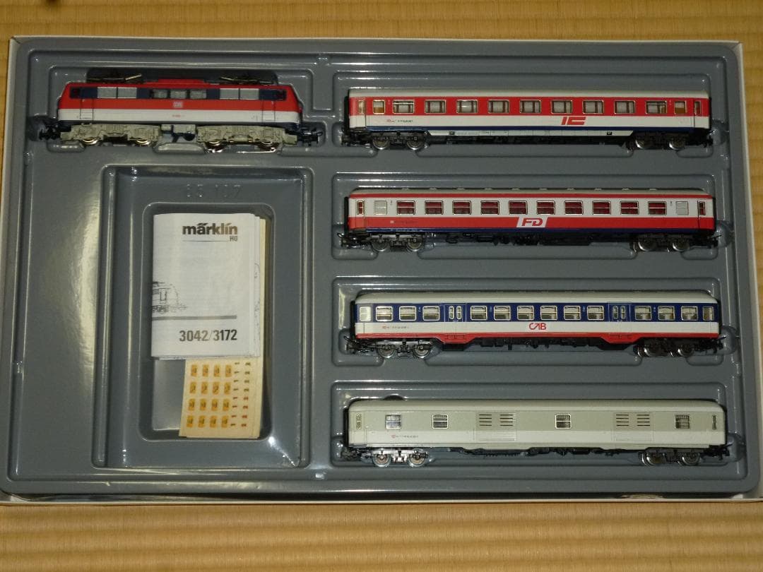 メルクリンHOゲージのアナログ電気機関車と客車4両のセット