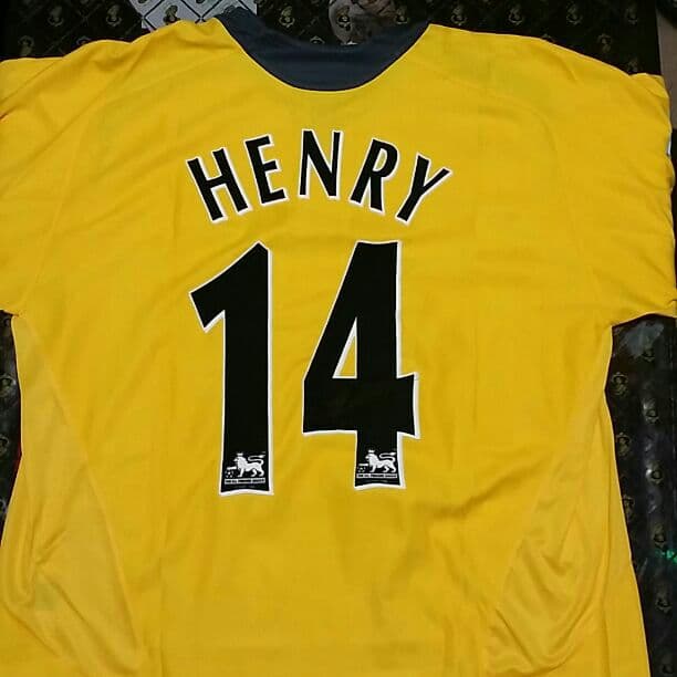 アーセナル アンリサイン入りユニフォーム