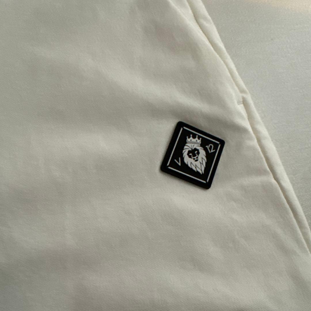 美品V12ホワイトパンツ　ライオンロゴ