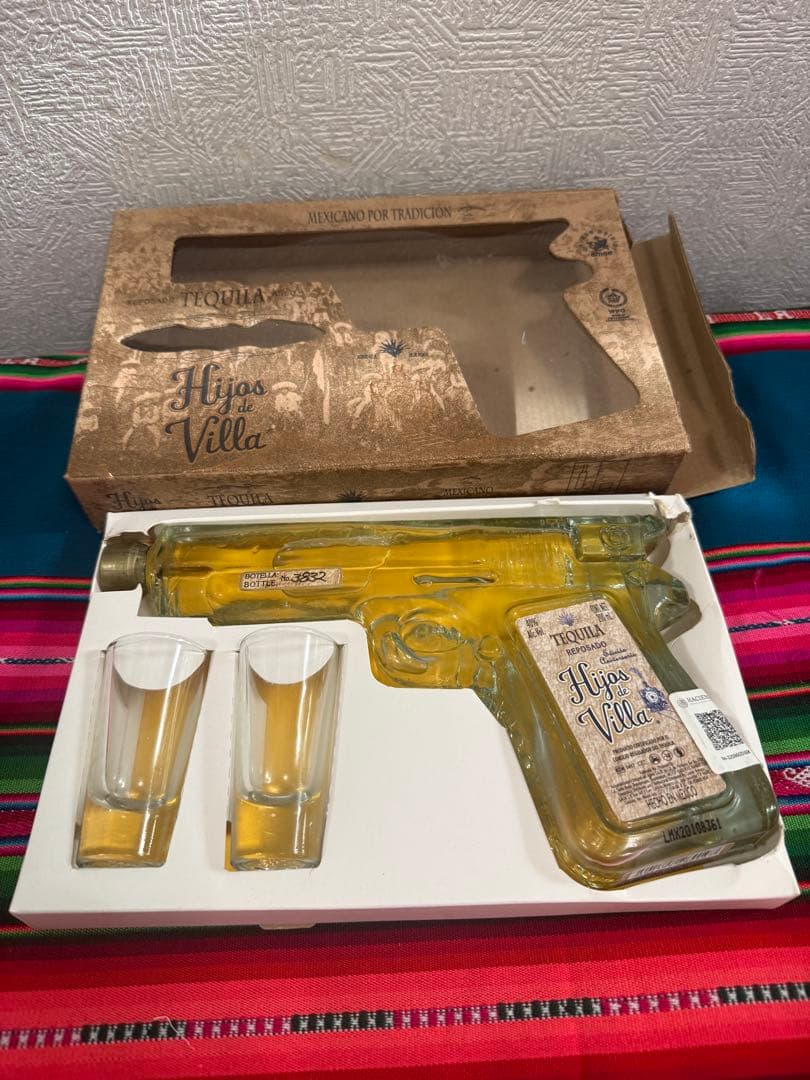テキーラ Hijos de Villa レポサド ピストル型ボトル＋グラス2個