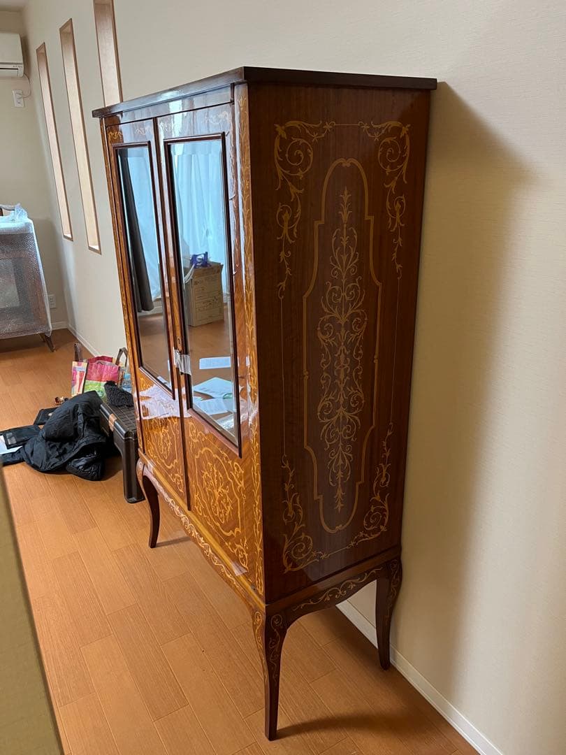 【美品ヴィンテージ】装飾的な木製キャビネット