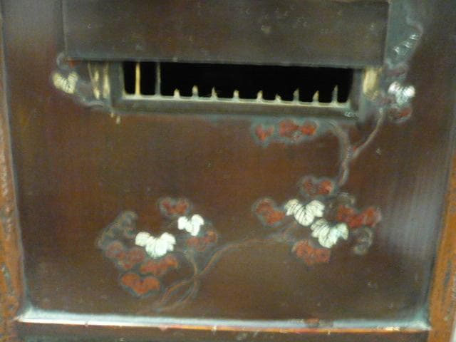 藁葺き屋根の家型器局 [B30955]