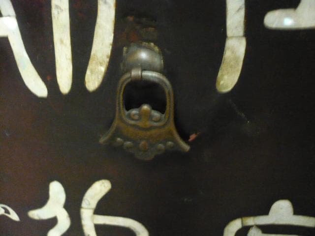 藁葺き屋根の家型器局 [B30955]