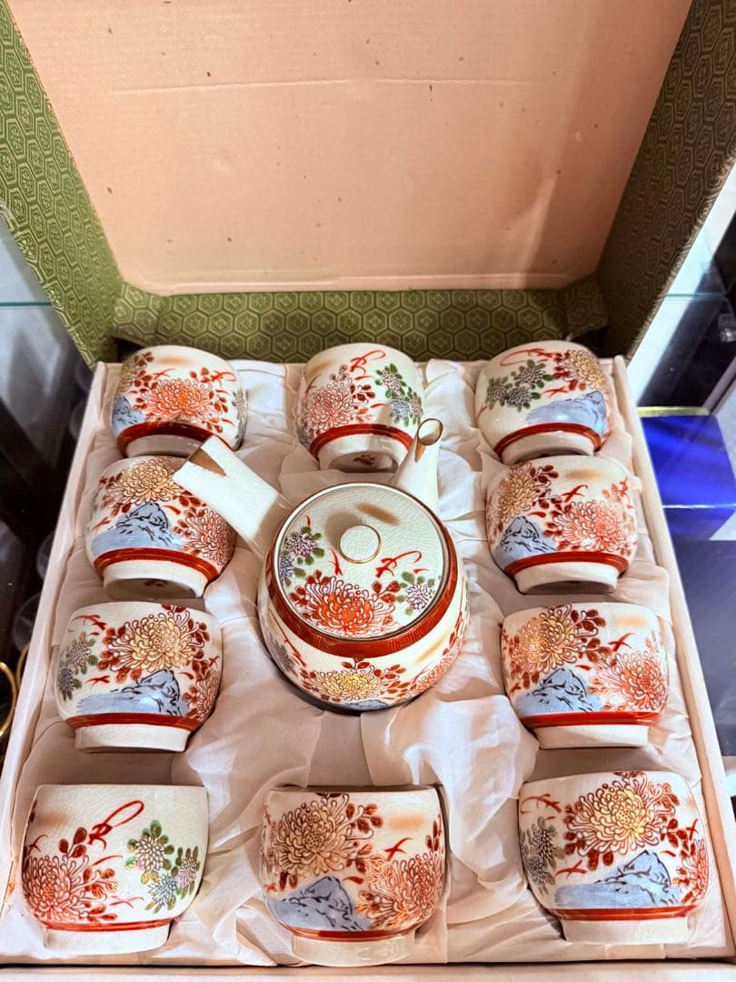 花瓶と九谷焼の茶器セット。