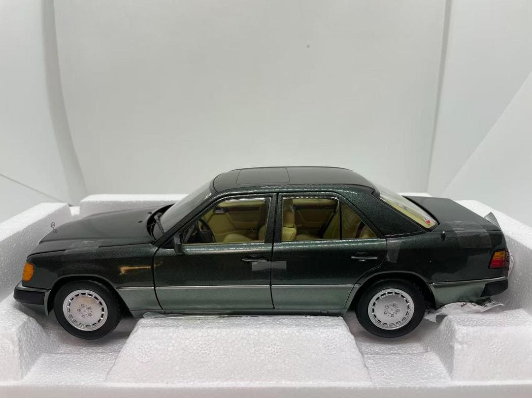 304-055 ノレブ 1/18 メルセデスベンツ 230 E 1990