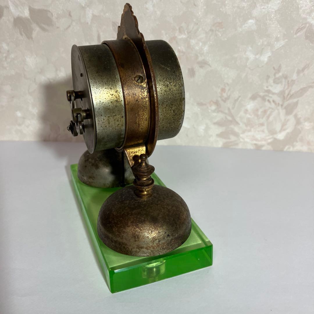 「精工舎」の大正時代のネジ巻き両鈴目覚時計 （硝子台はウランガラス）