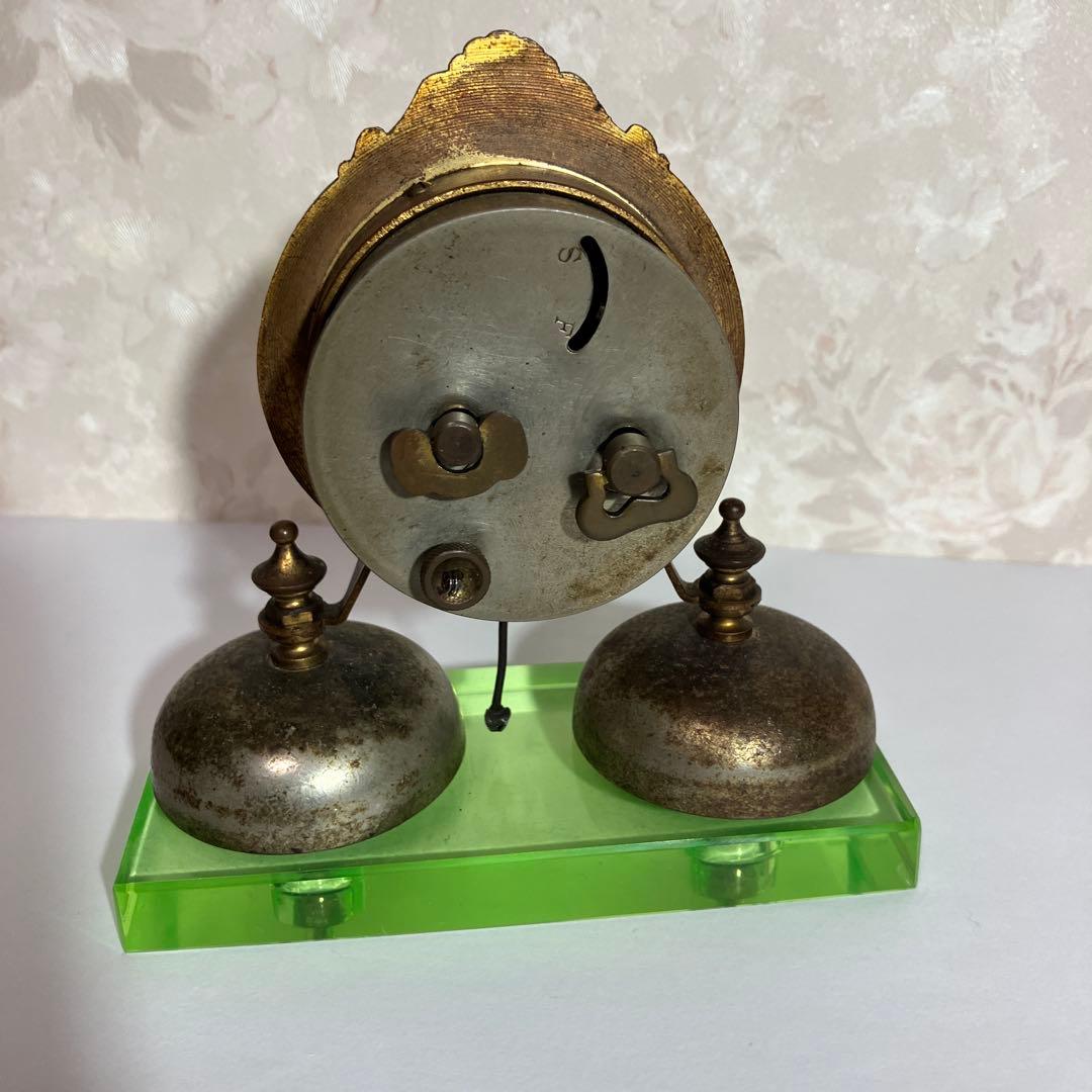 「精工舎」の大正時代のネジ巻き両鈴目覚時計 （硝子台はウランガラス）