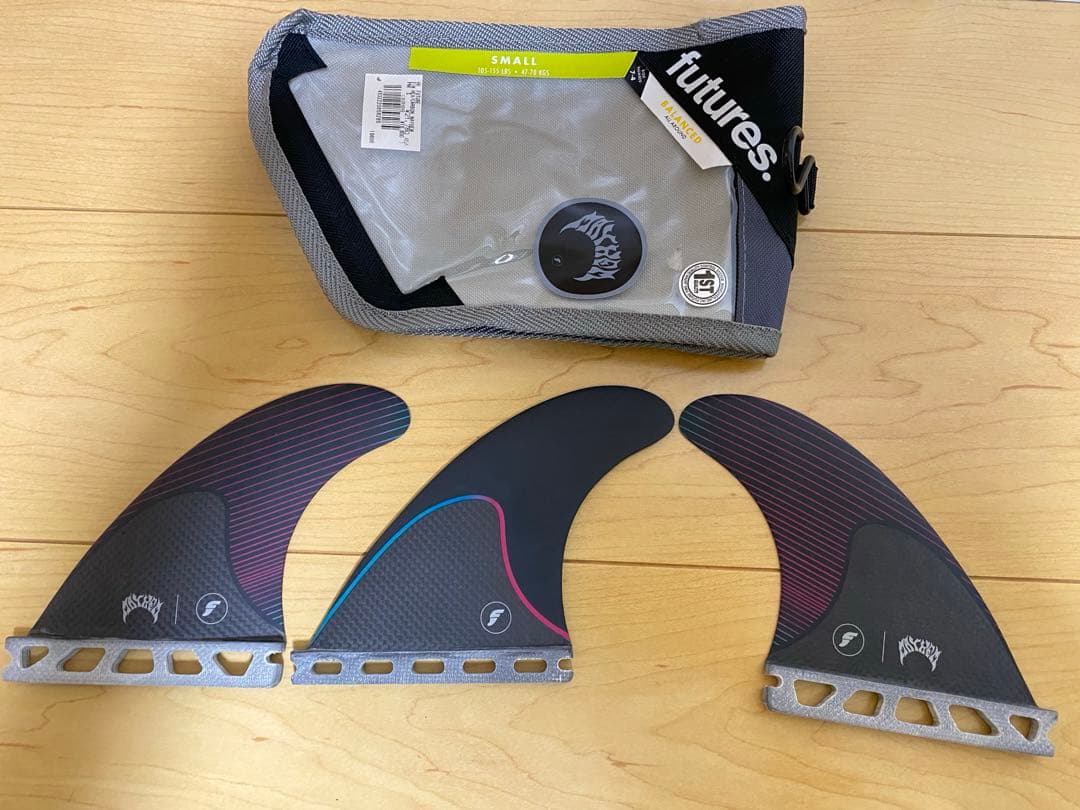 新品FUTURES メイヘム ロスト ハニカムカーボン Sサイズ