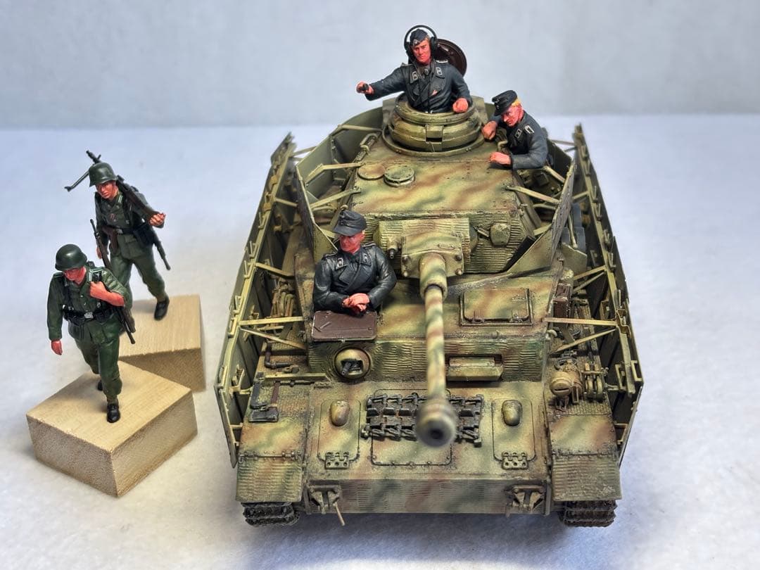 １／３５ドイツ軍４号戦車H型プラモデル完成品