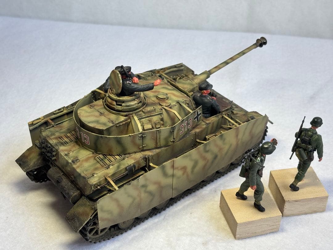１／３５ドイツ軍４号戦車H型プラモデル完成品
