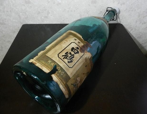 「嘉納合名會社」商標「白鶴」の古い一斗酒瓶（１８㍑、高さ８０ｃｍ、底径２１ｃｍ）