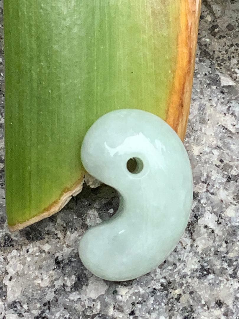 ✳神様からの授かり*糸魚川翡翠勾玉　極上高品質端材使用　縁起良い御守り　鑑別書付