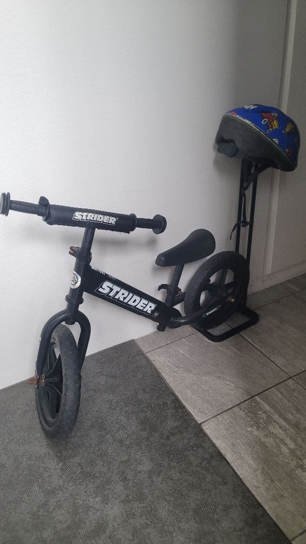 STRIDER バランスバイク　スタンド付き 12 ブラック
