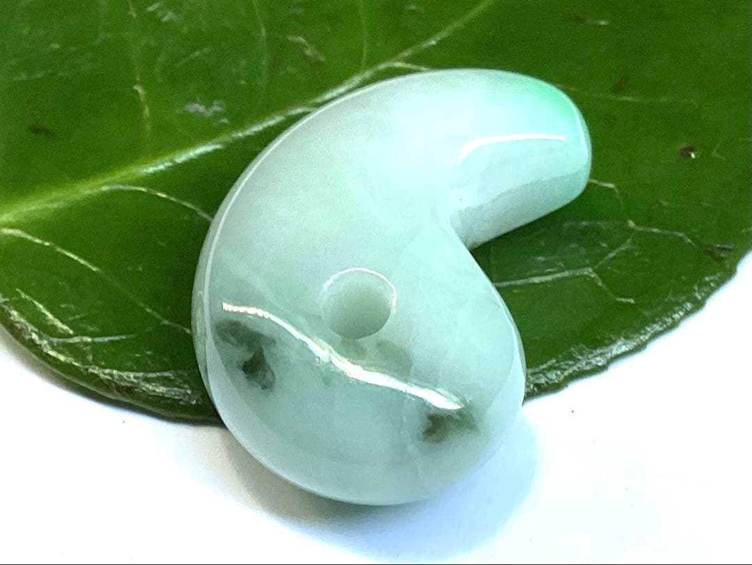 ✳premiumシリーズ*入りコン沢　糸魚川翡翠勾玉　一生物の守護石 鑑別書付‼️