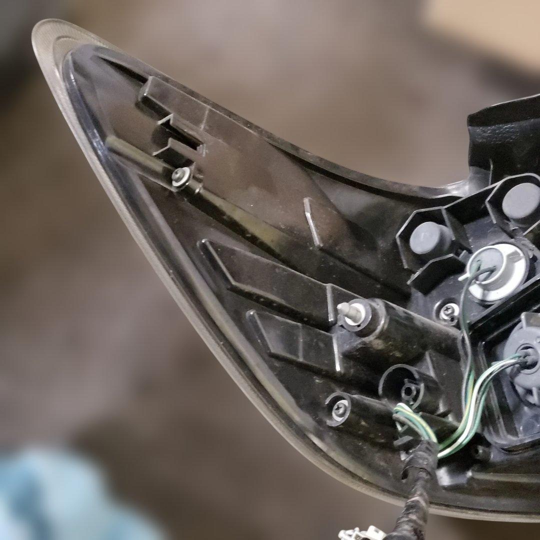 ウィッシュ　DBA-ZGE 右テールランプレンズ