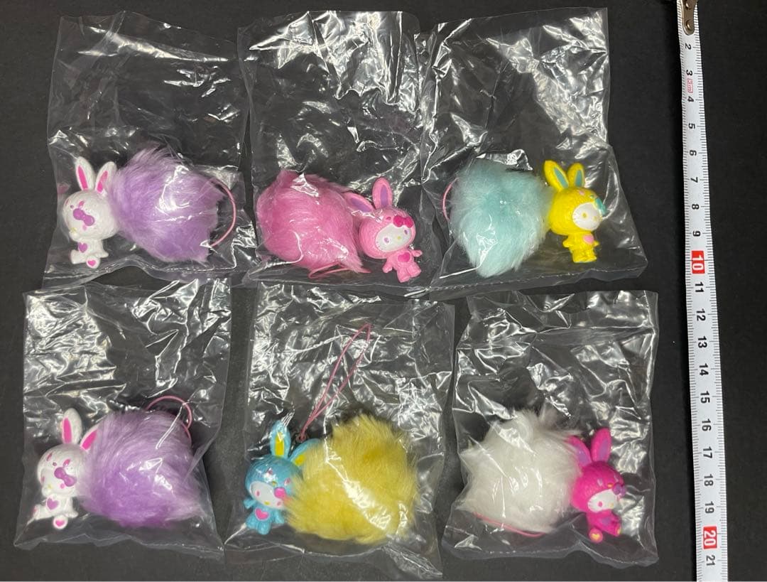 キティ　カラフルバニー　マスコット　ファー　ふわふわ　ストラップ　レア　未使用