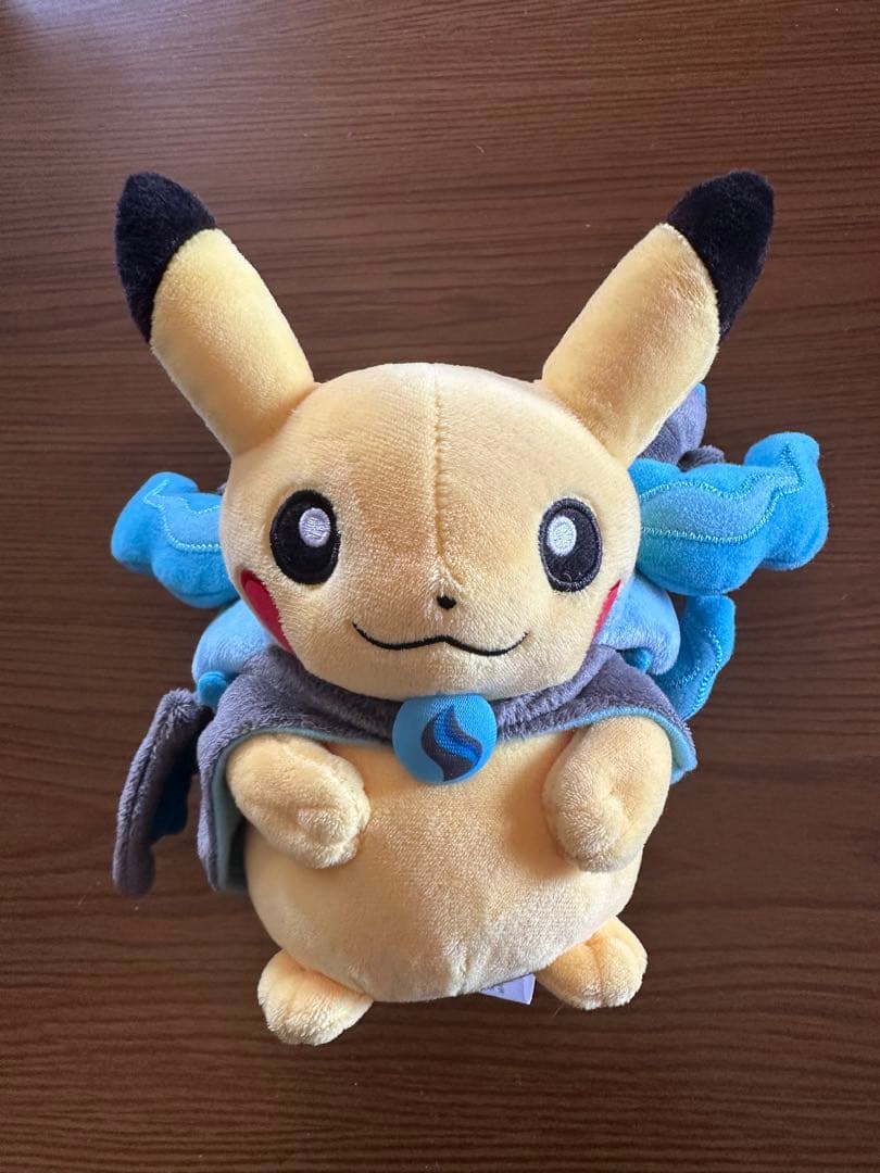 メガリザードンXのポンチョを着たピカチュウ ぬいぐるみ