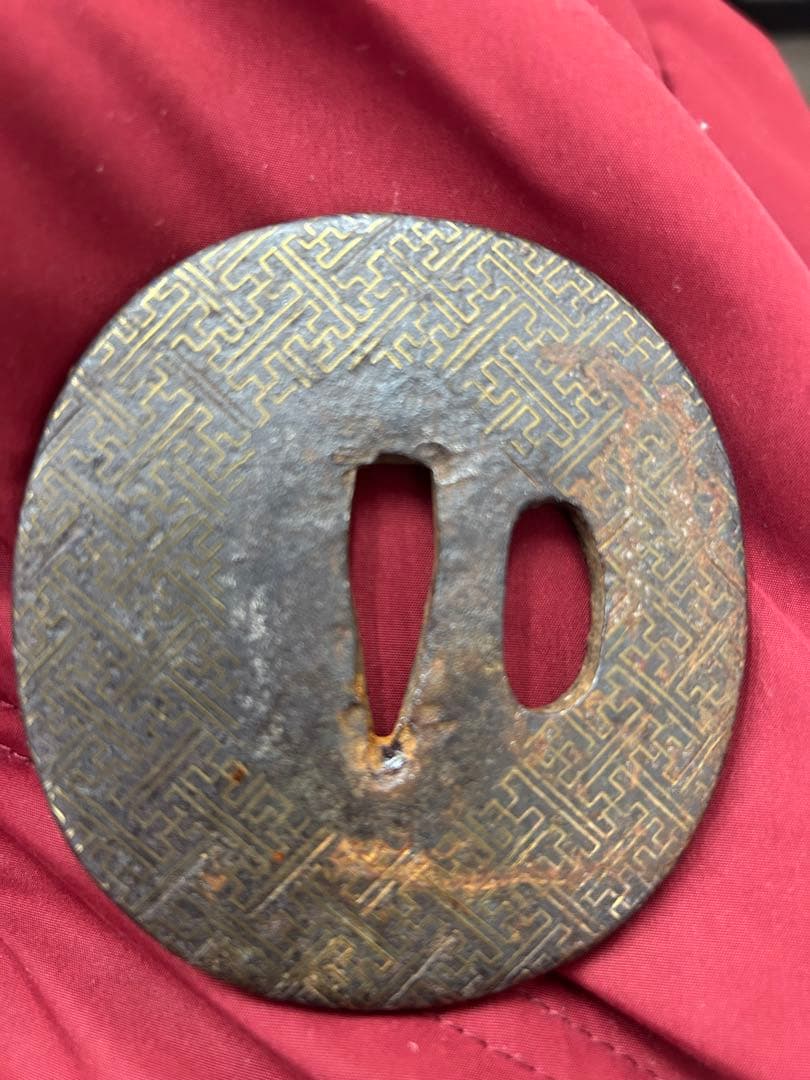 日本刀 鍔（つば） 鉄地 金象嵌 紗綾形文様 時代物 140g